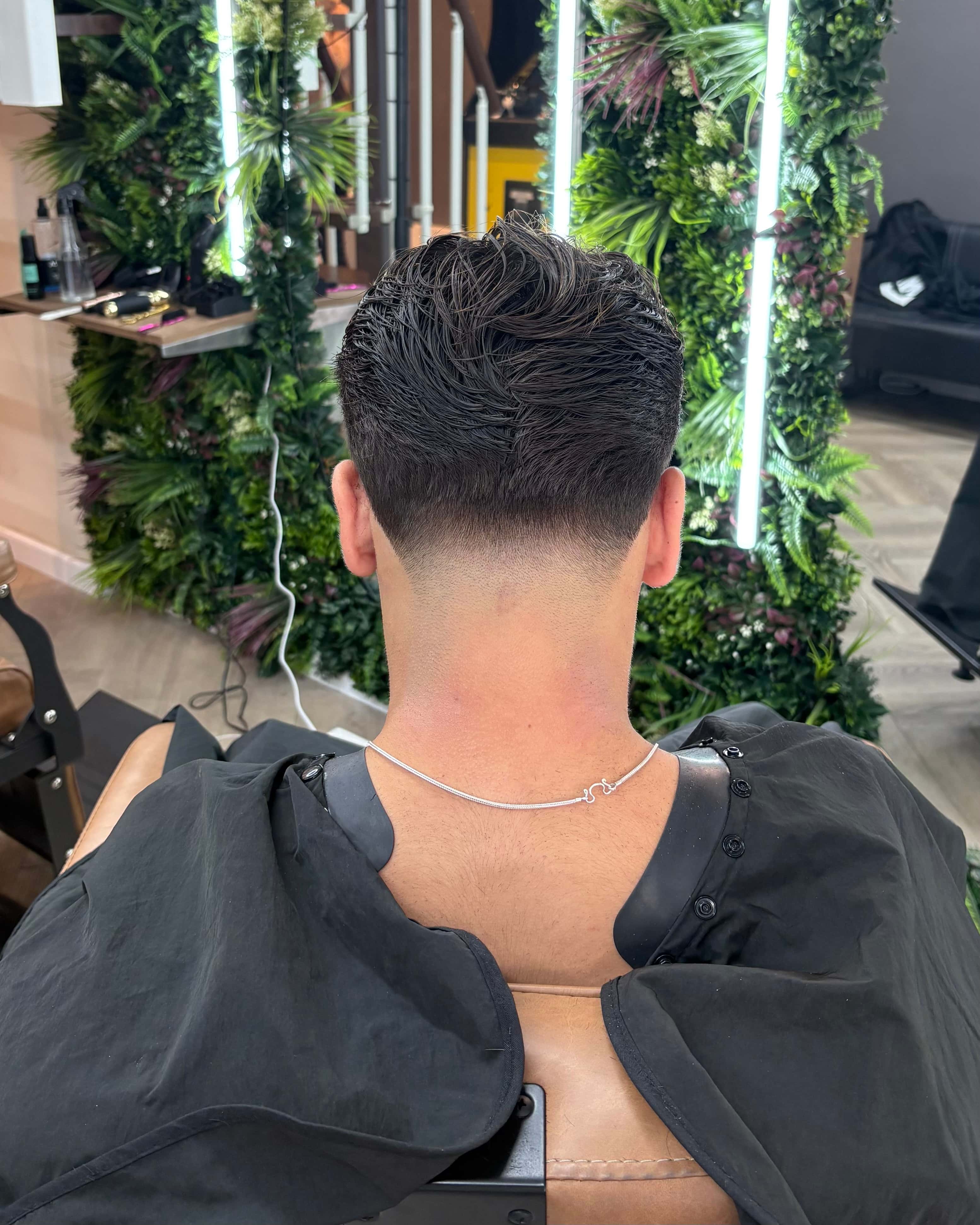 תספורת גברים עם דירוג טייפר נקי ומדויק, תוצאה של עבודה מקצועית במספרת ברברוסה בתל אביב.